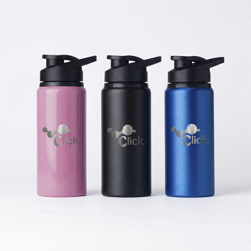 Squeeze em alumínio com capacidade máxima de 650ml. Possui pintura spray de acabamento fosco e revestimento plástico no bocal. Conta com tampa rosqueável em plástico polipropileno (PP) com protetor para o bocal e alça fixa.
Altura : 21 cm
Largura : 8,3 cm
Circunferência : 22,9 cm
Diametro : sem tampa 5,5 cm
Medidas aproximadas para gravação (CxL): 15 cm x 7 cm